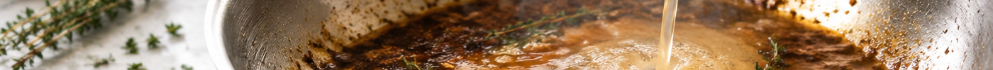 Comment réaliser une sauce à la poêle : la technique du déglaçage